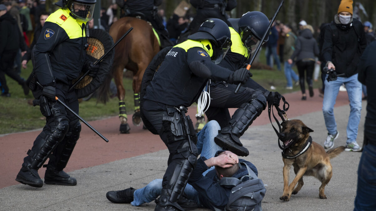 (VÍDEO) Una protesta por las medidas anticovid en Países Bajos acaba en enfrentamientos con la policía