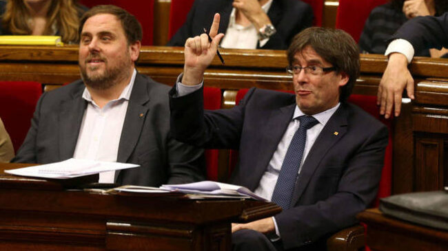 Puigdemont presenta su renuncia al acta de diputado en el Parlamento catalán