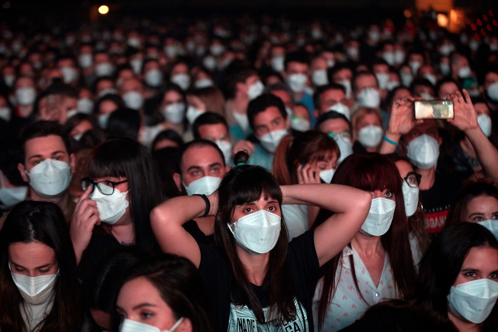 Primer concierto masivo de la pandemia: Love of Lesbian devuelve a 5.000 personas la antigua normalidad por una noche