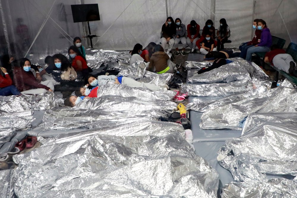 Primeras imágenes de los niños migrantes en los centros de detención de menores de EEUU