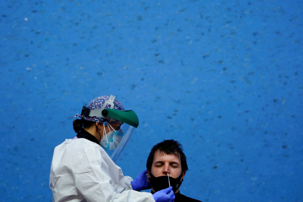 Sanidad notifica 5.516 contagios, 201 muertes y que la incidencia sube un punto y medio