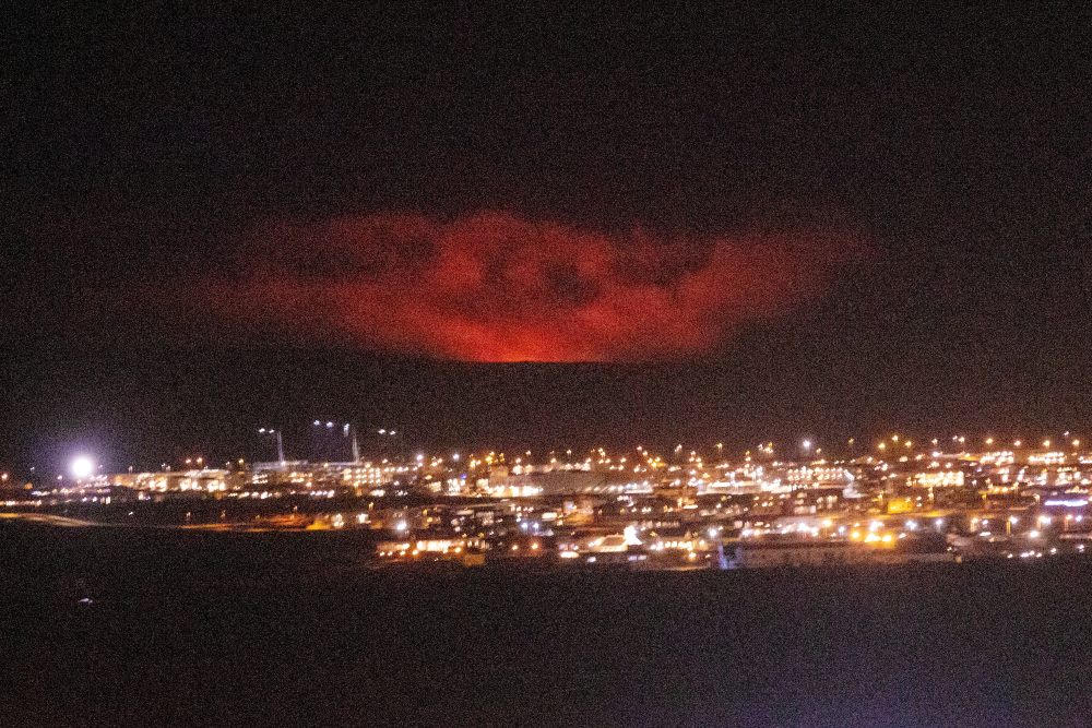 Un volcán entra en erupción en Islandia a 40 kilómetros de la capital