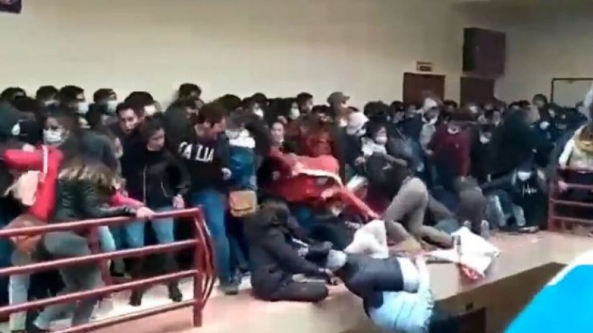 (VÍDEO) Siete muertos al caer de un cuarto piso en una universidad en Bolivia