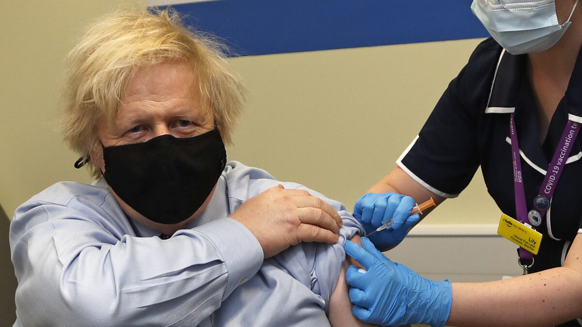 Boris Johnson recibe la vacuna de AstraZeneca