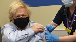Boris Johnson recibe la vacuna de AstraZeneca