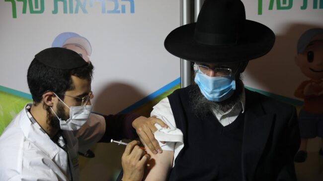 Israel extiende la tercera dosis de la vacuna a los mayores de 40 años