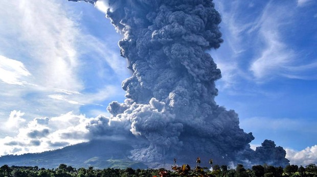 (VÍDEO) El espectacular time-lapse que muestra la nube de ceniza que ha expulsado el volcán Sinabung en Indonesia