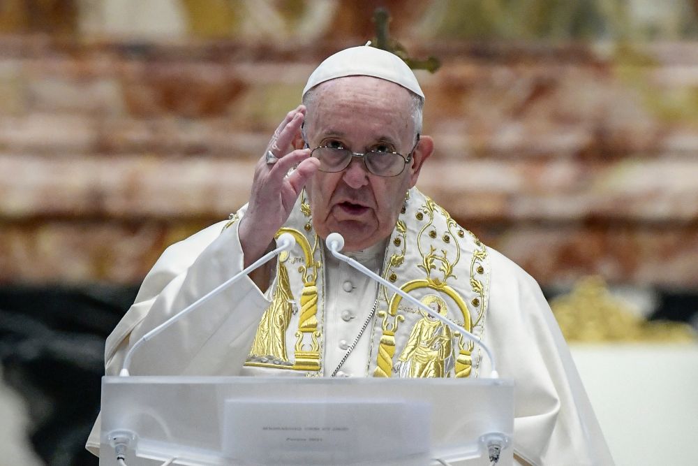 El papa pide compartir vacunas con los países pobres en una Pascua marcada por la pandemia