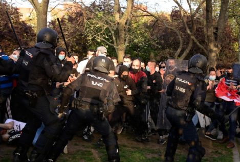 Vallecas recibe a Vox con violencia y cargas policiales