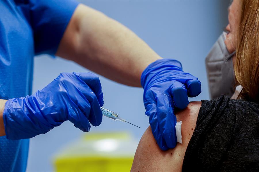 España paraliza la vacunación con AstraZeneca a menores de 60 años por los trombos