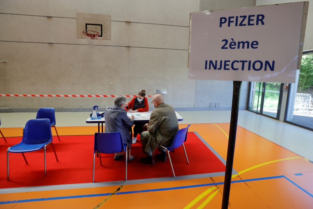 Los vacunados en Francia con AstraZeneca recibirán una segunda dosis de Pfizer o Moderna