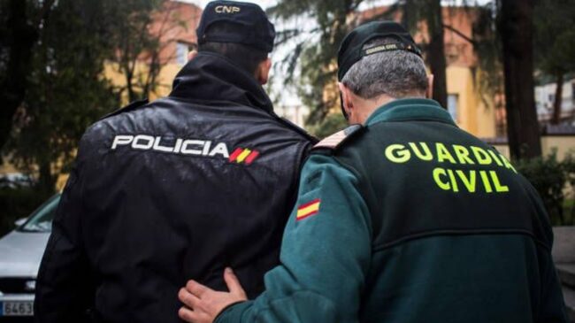 Cataluña vacuna a 3.700 policías y guardias civiles tras la orden de la justicia