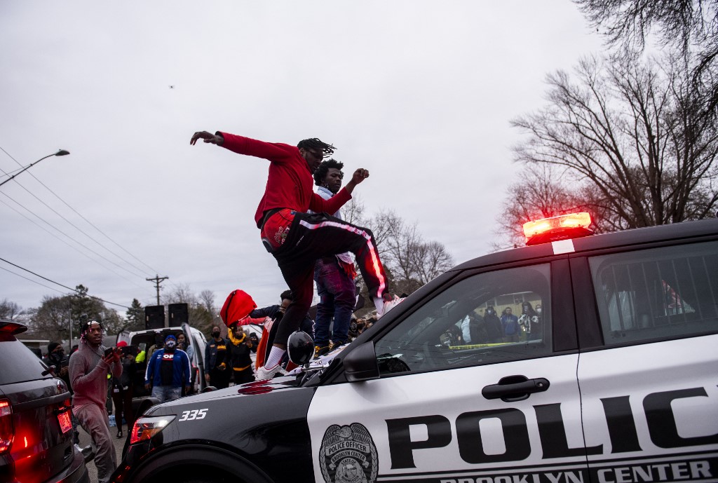 Disturbios en Mineápolis tras las muerte de un joven negro por disparos de la Policía