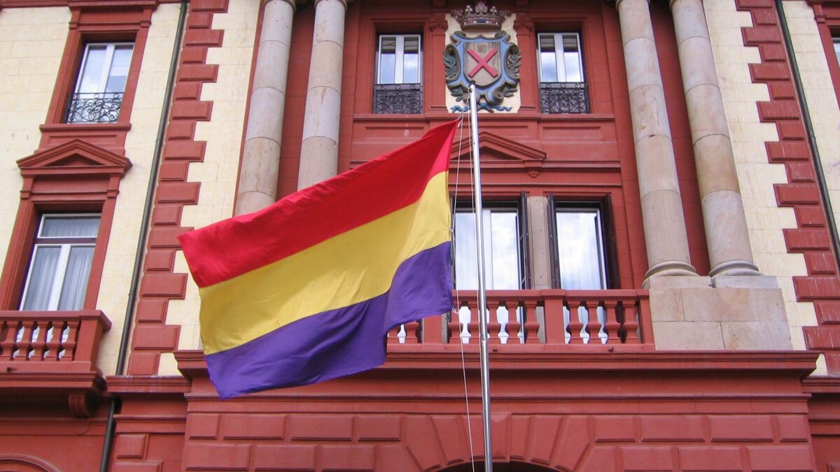 El morado en la bandera tricolor: una cadena de confusiones históricas