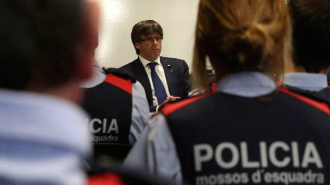 Los dos mossos que iban con Puigdemont cuando fue detenido serán juzgados a finales de mayo