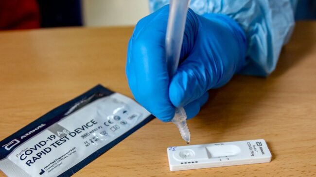 EE.UU. autoriza por primera vez un test de anticuerpos que se hace en casa