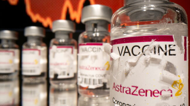 La vacuna de AstraZeneca se suspende en España para los menores de 60 años
