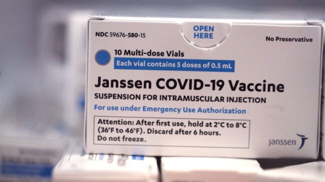 España recibe las vacunas de Janssen, que almacenará a la espera de la decisión de la EMA