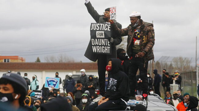 (VÍDEO) Impactantes imágenes: La cuarta noche de protestas en Minneapolis por la muerte de Daunte Wright se convierte en una batalla campal