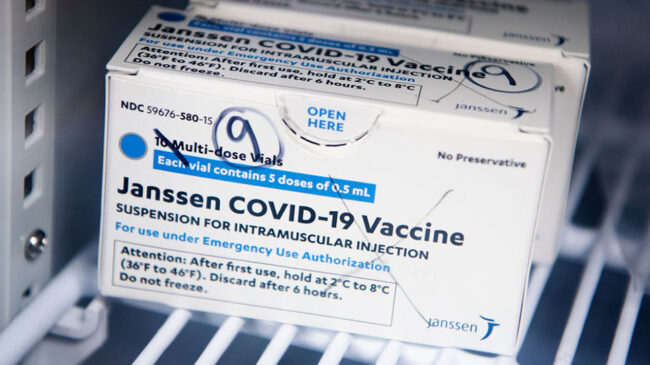 Sanidad y las comunidades analizan el retraso de la esperada vacuna de Janssen