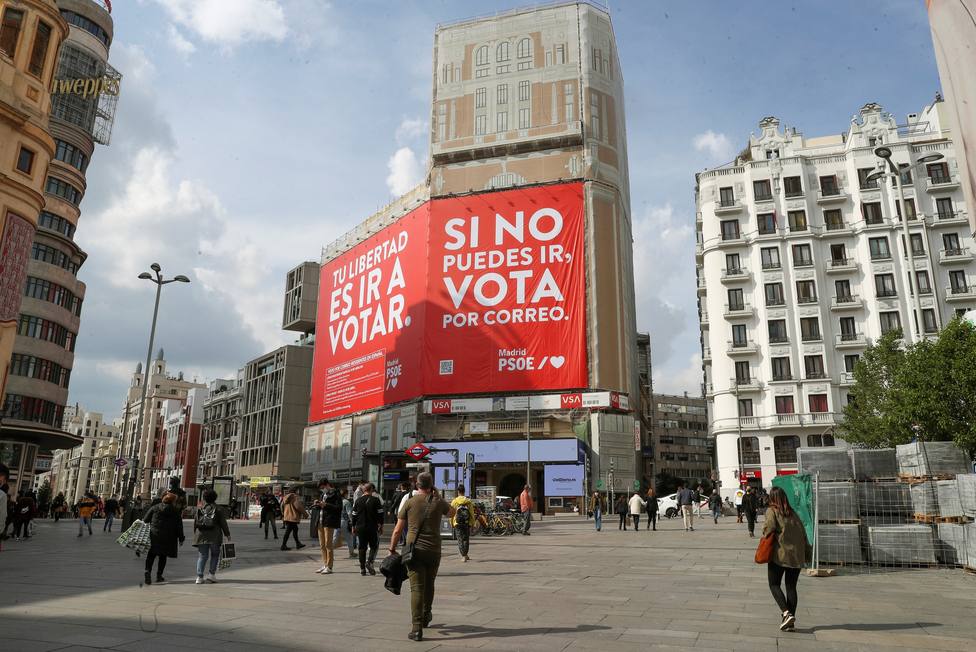 El PSOE despliega una nueva lona de publicidad electoral en Callao