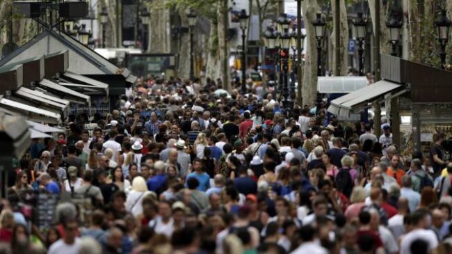 La población en España se redujo en 106.000 personas en 2020, el mayor descenso desde 2015