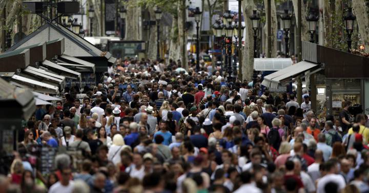 La población en España se redujo en 106.000 personas en 2020, el mayor descenso desde 2015