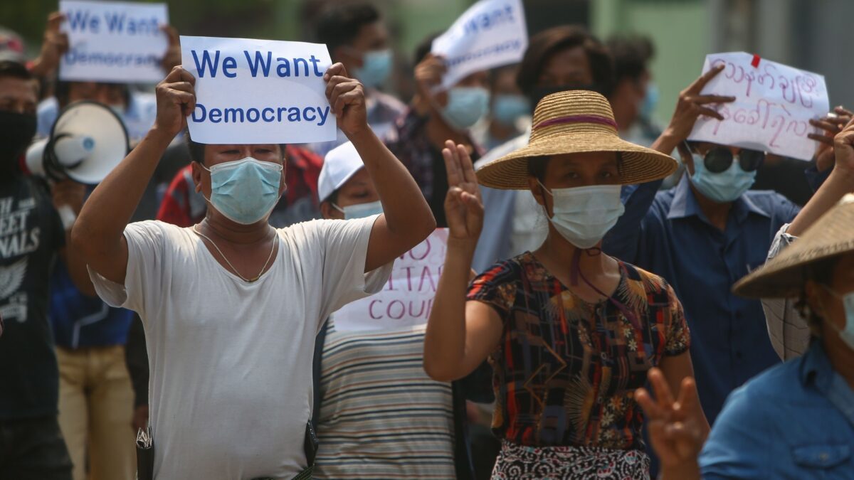 (VÍDEO) Los ciudadanos de Myanmar inventan una nueva forma de manifestarse para esquivar a los militares