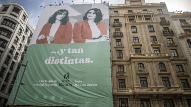 Mónica García (Más Madrid) se compara con Ayuso desplegando una lona gigante