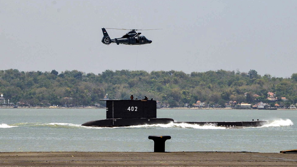Las autoridades indonesias dan por hundido el submarino desaparecido