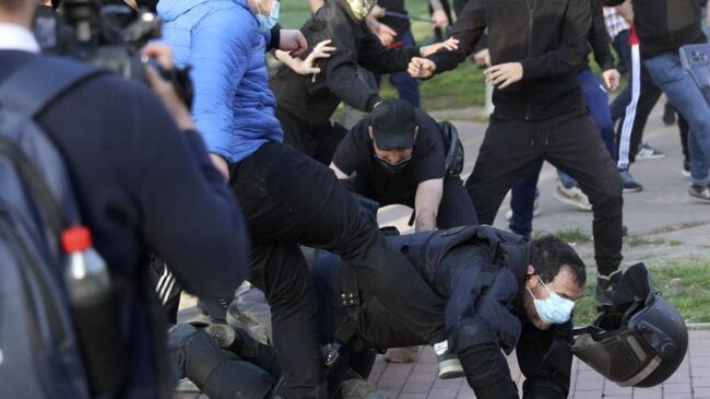 (VÍDEO) Tensión y las cargas policiales durante el acto de Vox en Vallecas