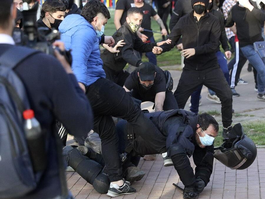 (VÍDEO) Tensión y las cargas policiales durante el acto de Vox en Vallecas