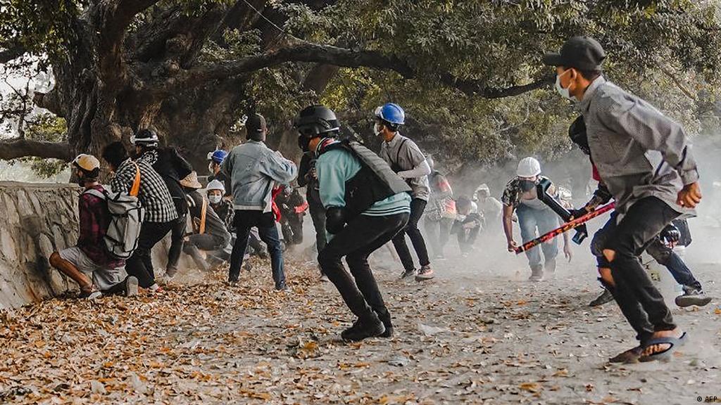 Mueren 14 policías en un ataque coordinado de grupos rebeldes en Myanmar