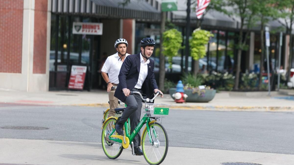(VÍDEO) El ridículo del secretario de Transporte de Biden para aparentar que se mueve en bicicleta