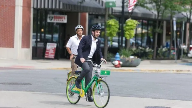 (VÍDEO) El ridículo del secretario de Transporte de Biden para aparentar que se mueve en bicicleta