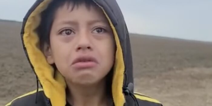 (VÍDEO) El dramático testimonio de un niño abandonado tras cruzar la frontera de Estados Unidos: «¿Usted me puede ayudar?»