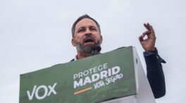 (VÍDEO) Doble ataque a Vox: vandalizan varios carteles electorales y atacan una carpa informativa