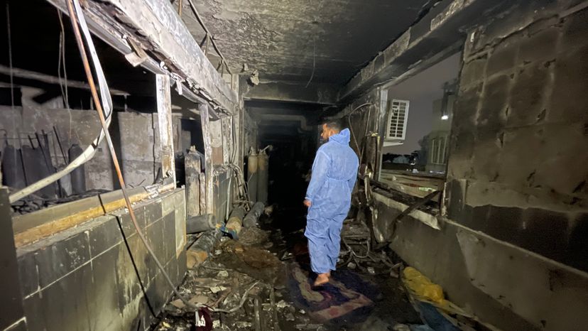 (VÍDEO) Tragedia en Irak: más de 80 personas mueren tras un incendio en un hospital para enfermos de COVID