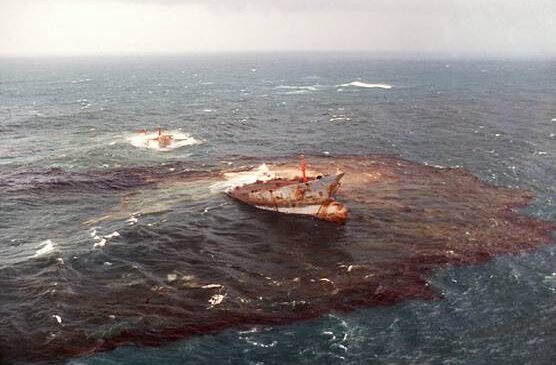 (FOTOS) Un choque entre buques en China provoca que al menos 400 toneladas de petróleo se viertan al mar