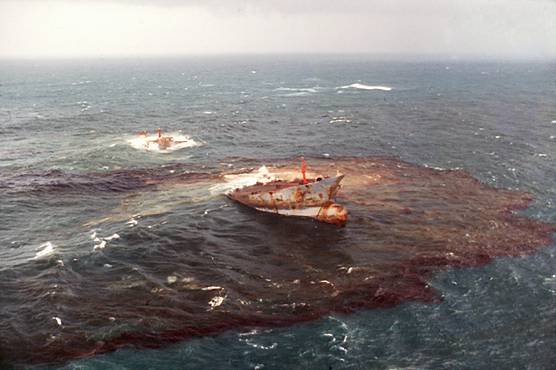 (FOTOS) Un choque entre buques en China provoca que al menos 400 toneladas de petróleo se viertan al mar