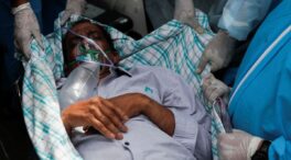 (VÍDEO) Las imágenes que ejemplifican la terrible situación en la India: crematorios improvisados en la calle