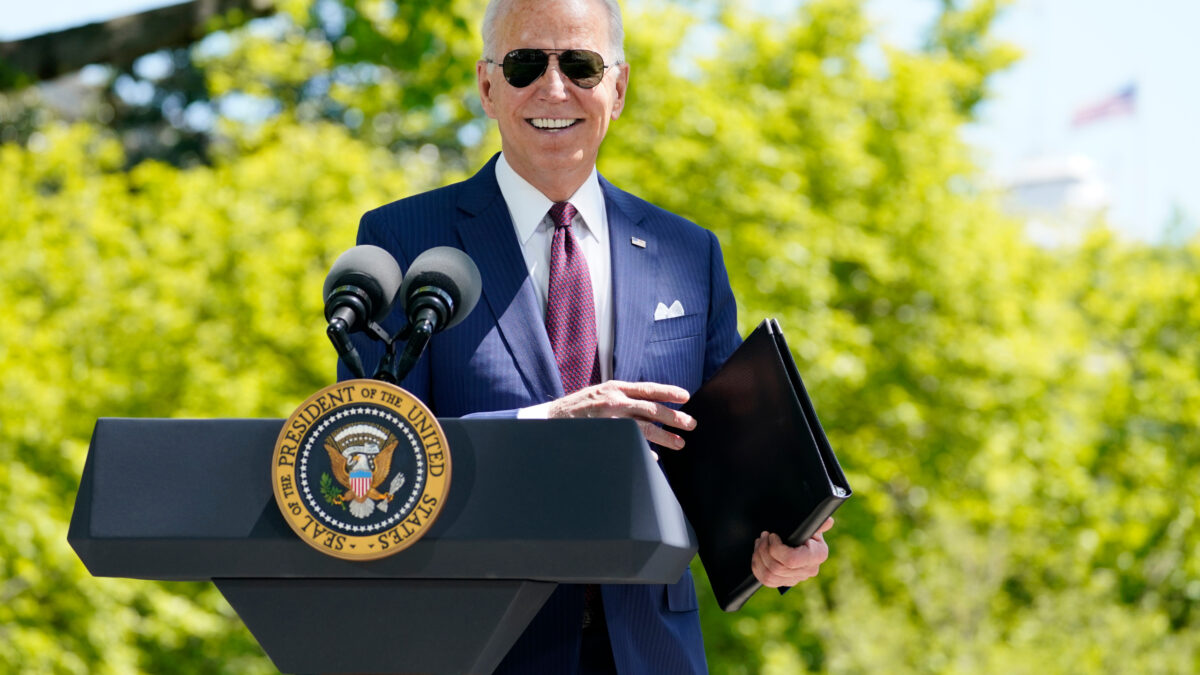 (VÍDEO) Biden se ‘escapa’ de la prensa: «Me voy a meter en problemas»