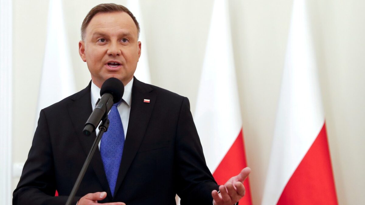 Polonia expulsa a tres diplomáticos rusos y muestra solidaridad con EE.UU.