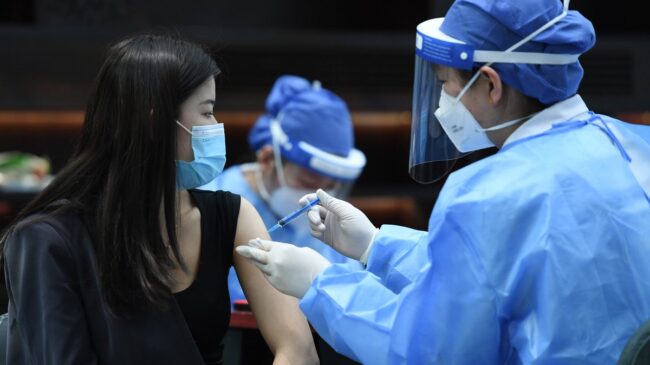 China "podría comenzar a flexibilizar las restricciones a los viajes internacionales para la próxima primavera" si alcanza los objetivos de vacunación