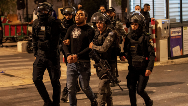 (VÍDEO) Fuertes altercados entre palestinos y la policía israelí en el corazón Jerusalén