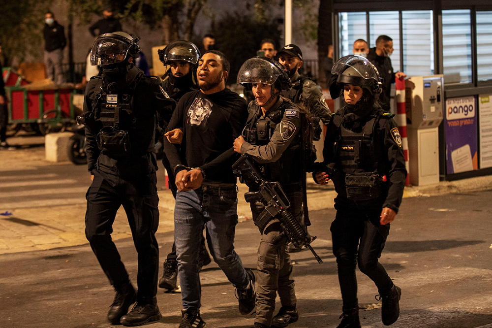 (VÍDEO) Fuertes altercados entre palestinos y la policía israelí en el corazón Jerusalén