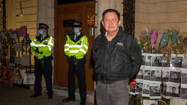 (VÍDEO) Los golpistas de Myanmar toman la embajada del país en Londres y deniegan la entrada a su actual representante diplomático