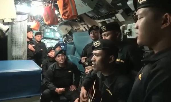 (VÍDEO) La canción de los marinos del submarino hundido que emociona a Indonesia