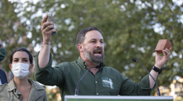 (VÍDEO) Los momentos en los que tiran una piedra contra Abascal y le alcanzan con una botella durante el acto de Vox en Vallecas