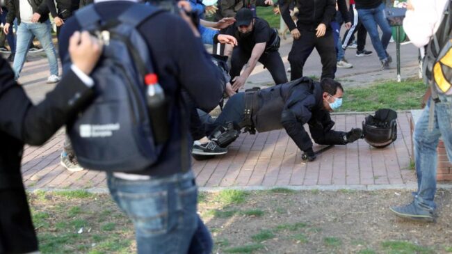 Detenido el joven que pateó a un policía en los disturbios del mitin de Vox en Vallecas